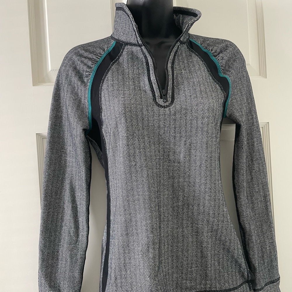 American Eagle herringbone running top with mesh inserts. Gently worn.